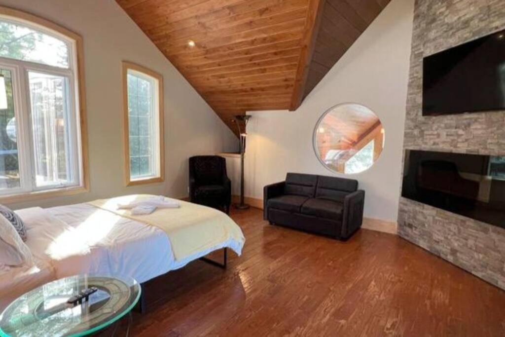 Luxury Lakeview Dream Cottage with Hot Tub
