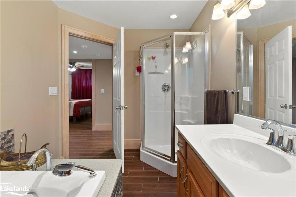 Luxury Lakeview Dream Cottage with Hot Tub
