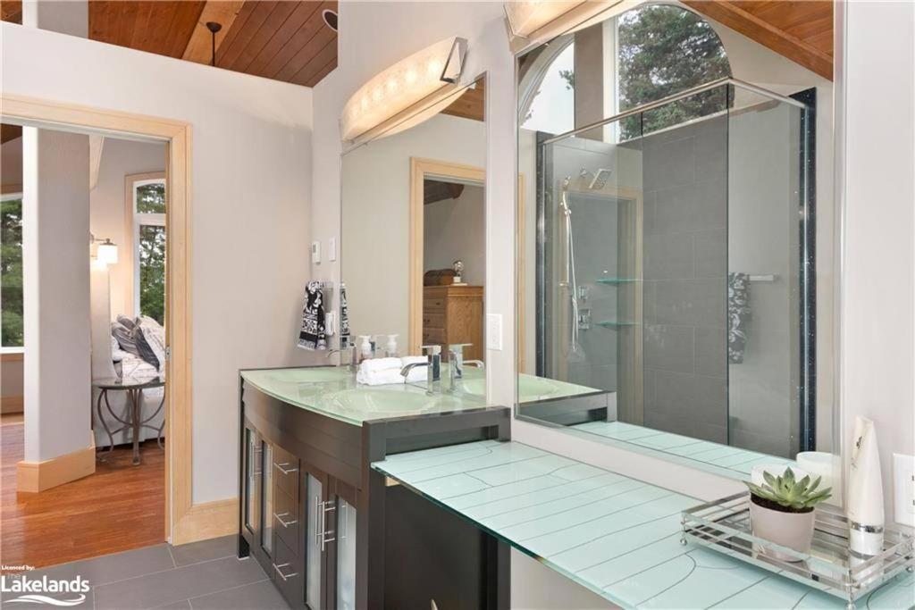 Luxury Lakeview Dream Cottage with Hot Tub