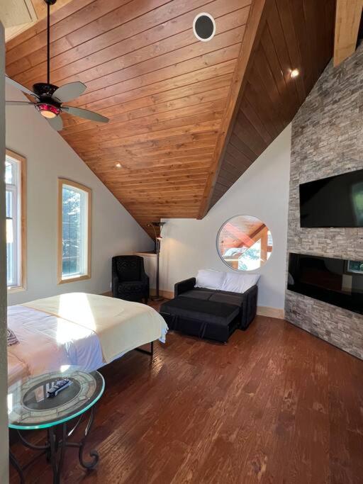 Luxury Lakeview Dream Cottage with Hot Tub