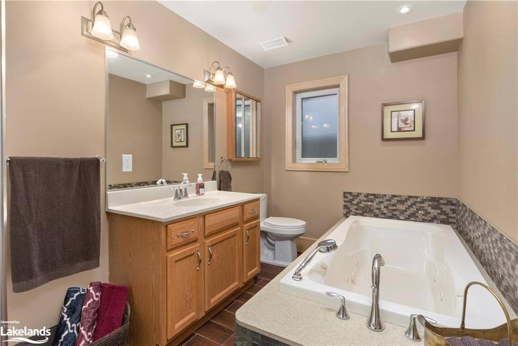 Luxury Lakeview Dream Cottage with Hot Tub