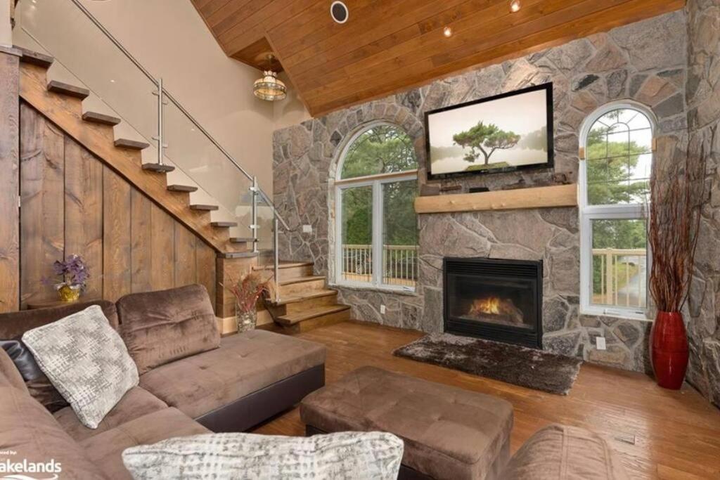 Luxury Lakeview Dream Cottage with Hot Tub