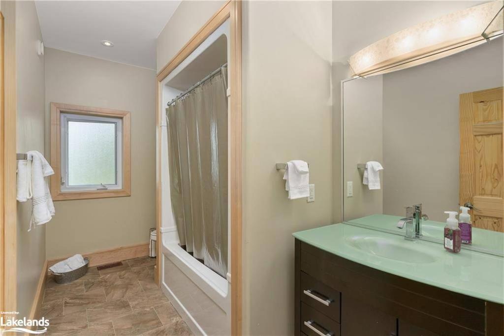 Luxury Lakeview Dream Cottage with Hot Tub