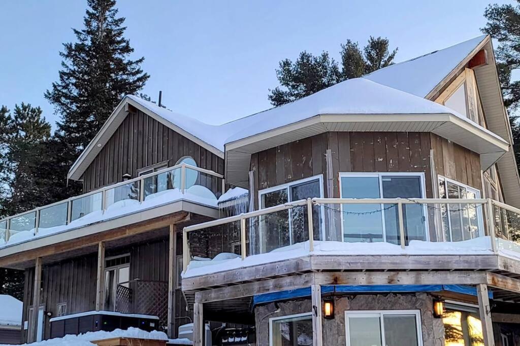 Luxury Lakeview Dream Cottage with Hot Tub