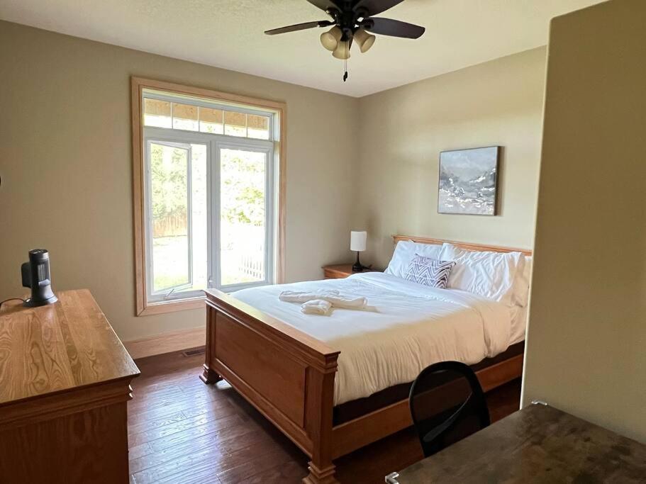 Luxury Lakeview Dream Cottage with Hot Tub