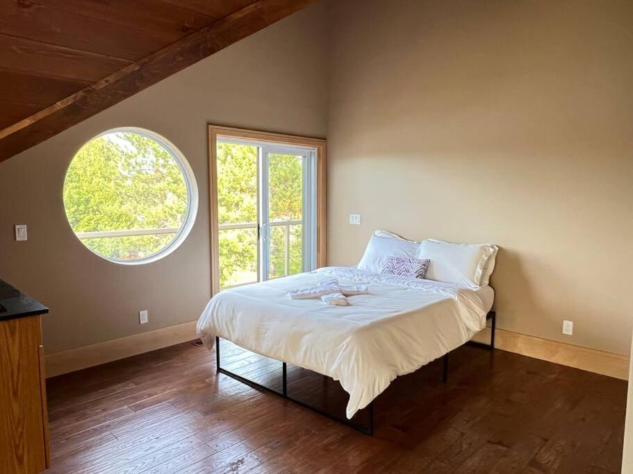 Luxury Lakeview Dream Cottage with Hot Tub