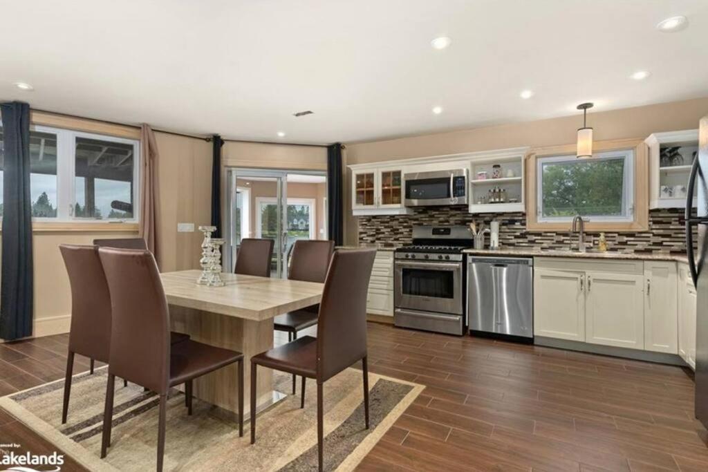 Luxury Lakeview Dream Cottage with Hot Tub