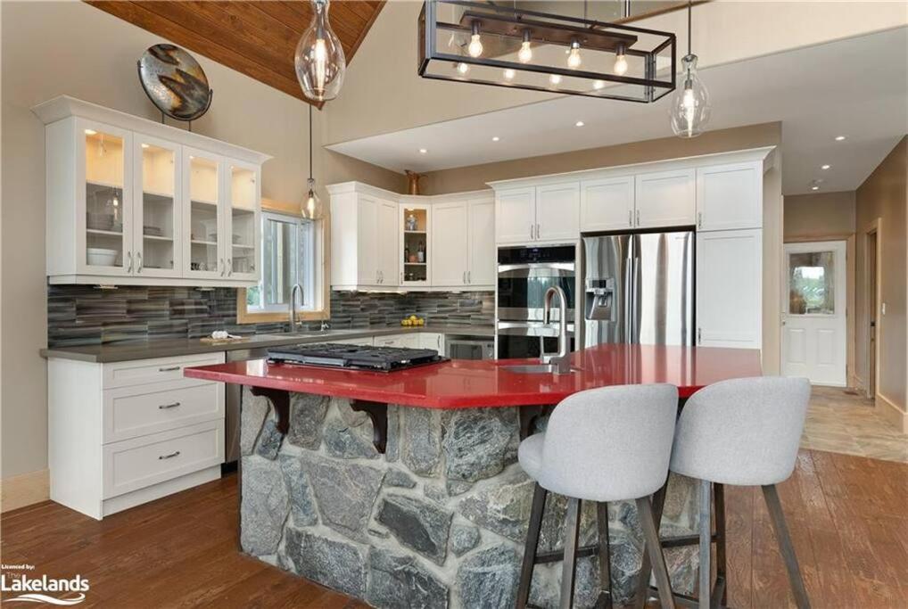 Luxury Lakeview Dream Cottage with Hot Tub