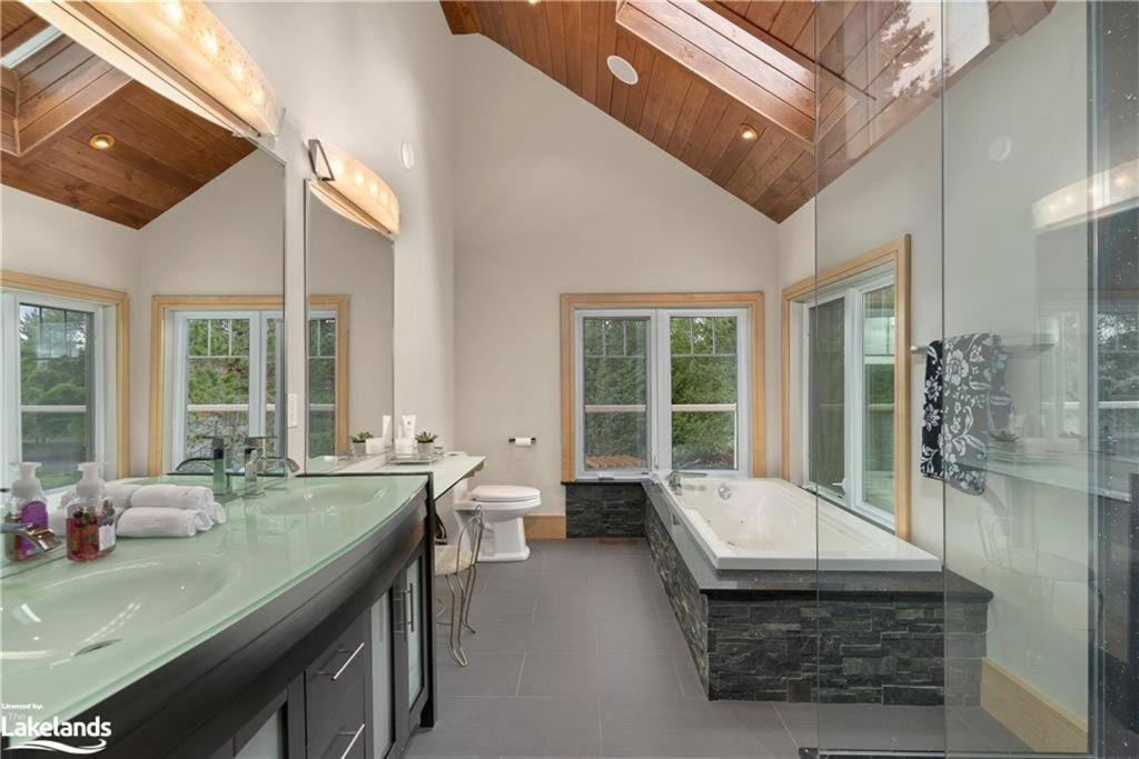Luxury Lakeview Dream Cottage with Hot Tub