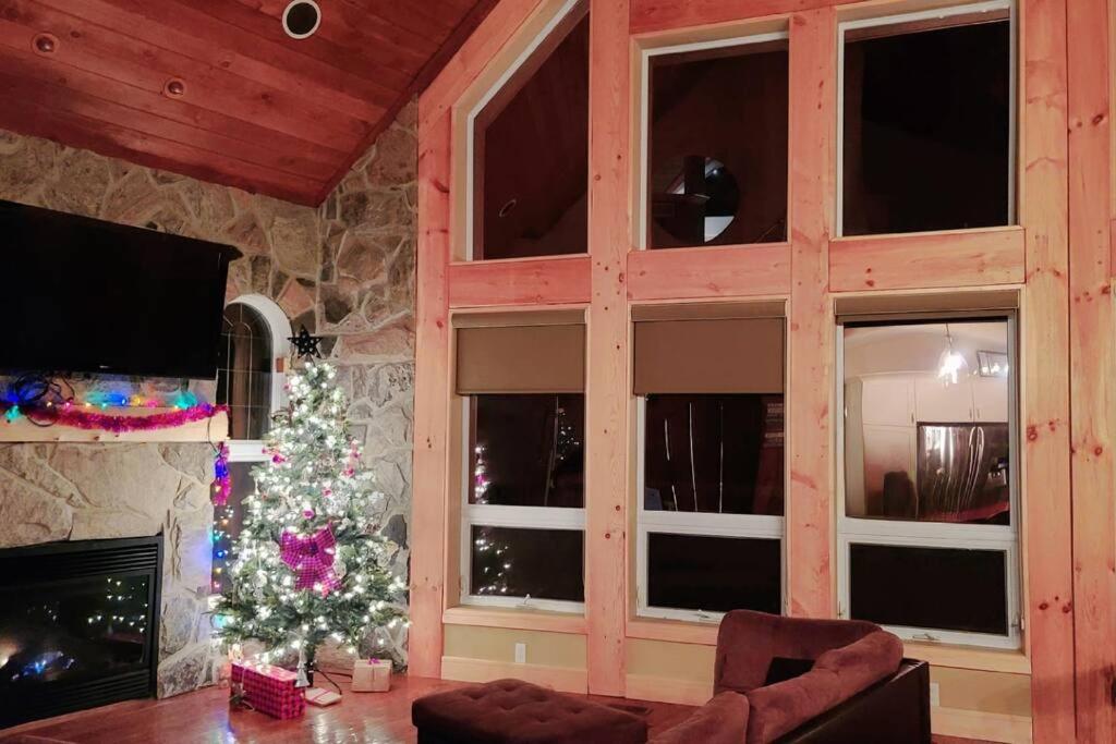 Luxury Lakeview Dream Cottage with Hot Tub