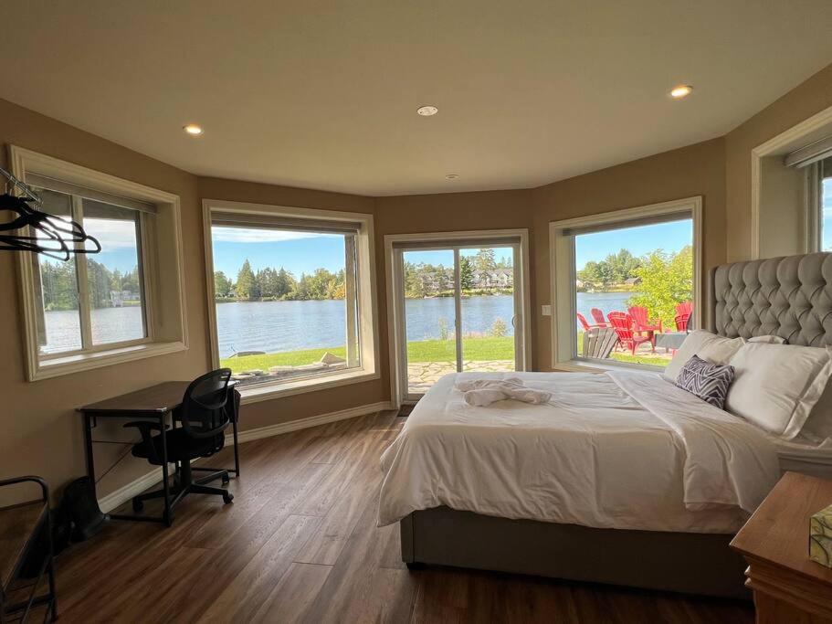 Luxury Lakeview Dream Cottage with Hot Tub