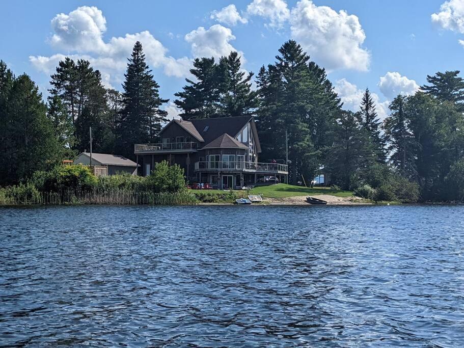 Luxury Lakeview Dream Cottage with Hot Tub