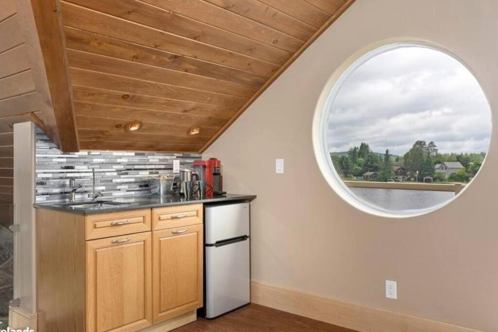 Luxury Lakeview Dream Cottage with Hot Tub