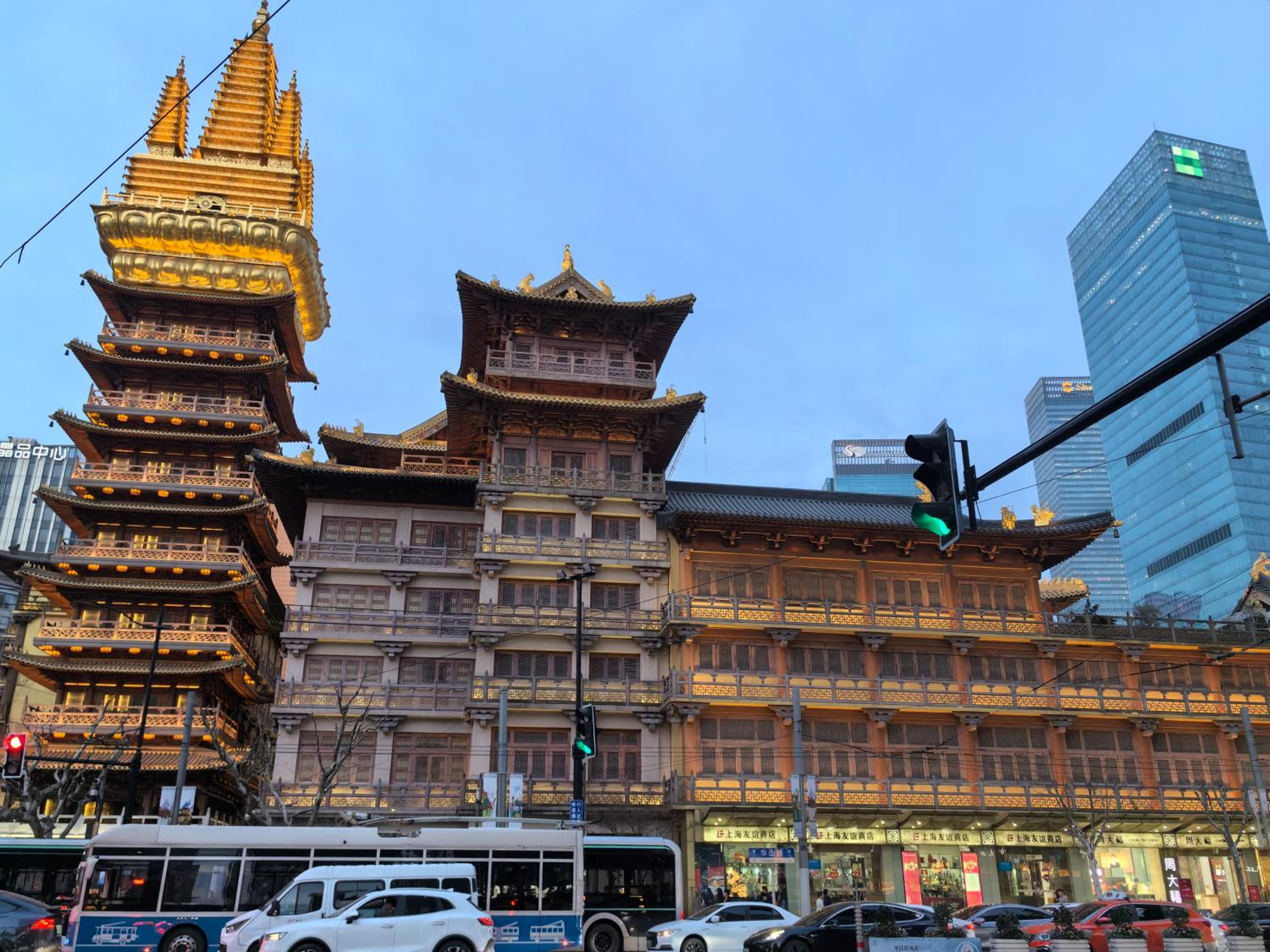 Yi Du Home with City View-3-Min Walk to Jingan Temple Metro & Mall