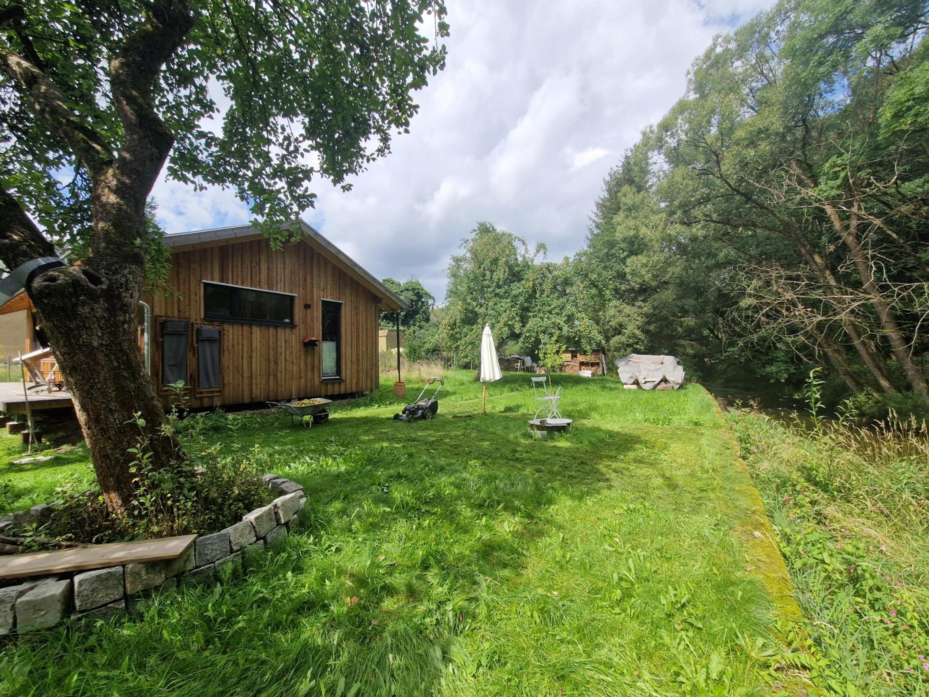Holzhaus mit Kamin - Am Forellenfluss
