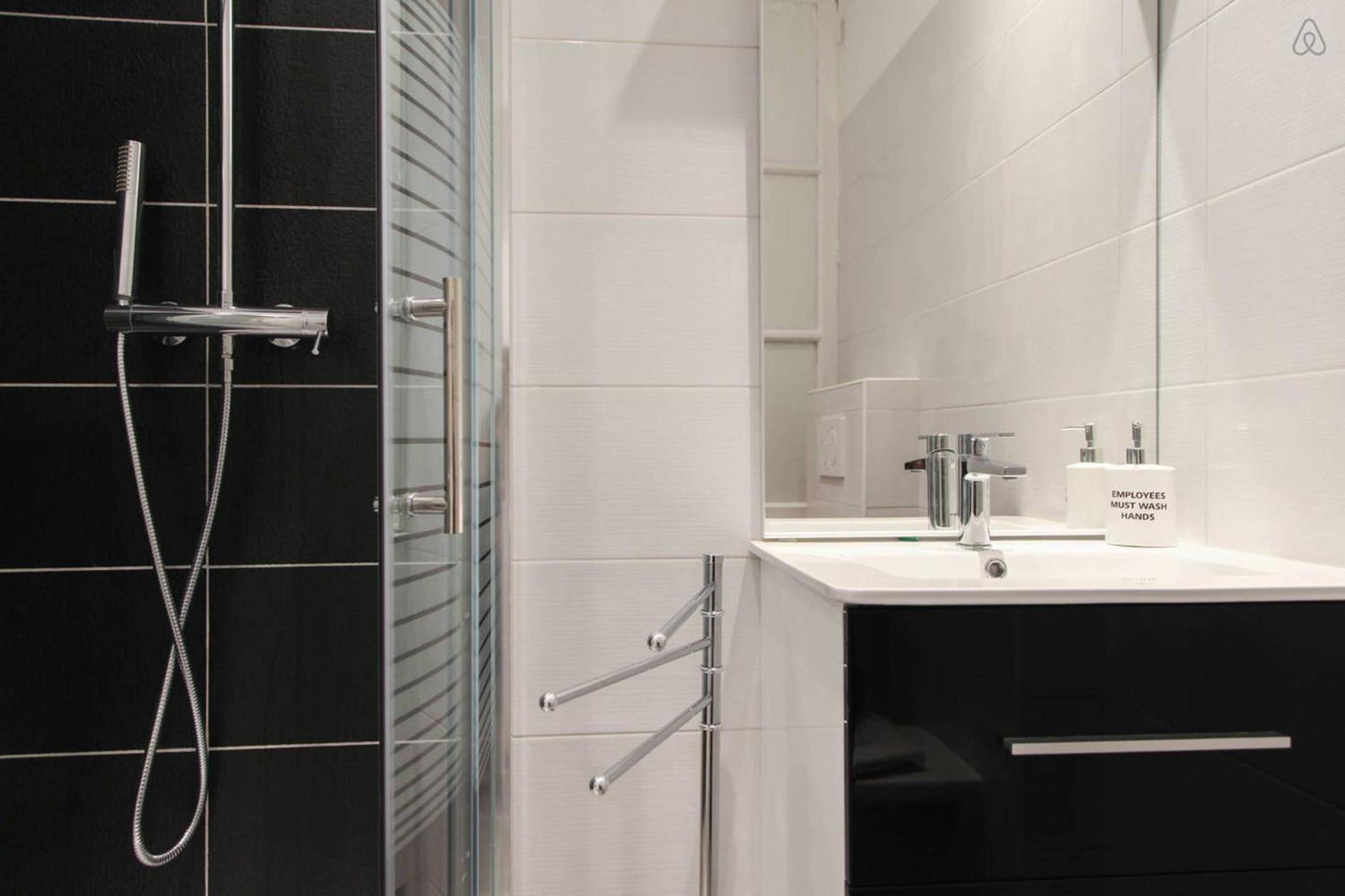 Nice Renting - GALLO - New Modern Loft Old Town Massena view 4