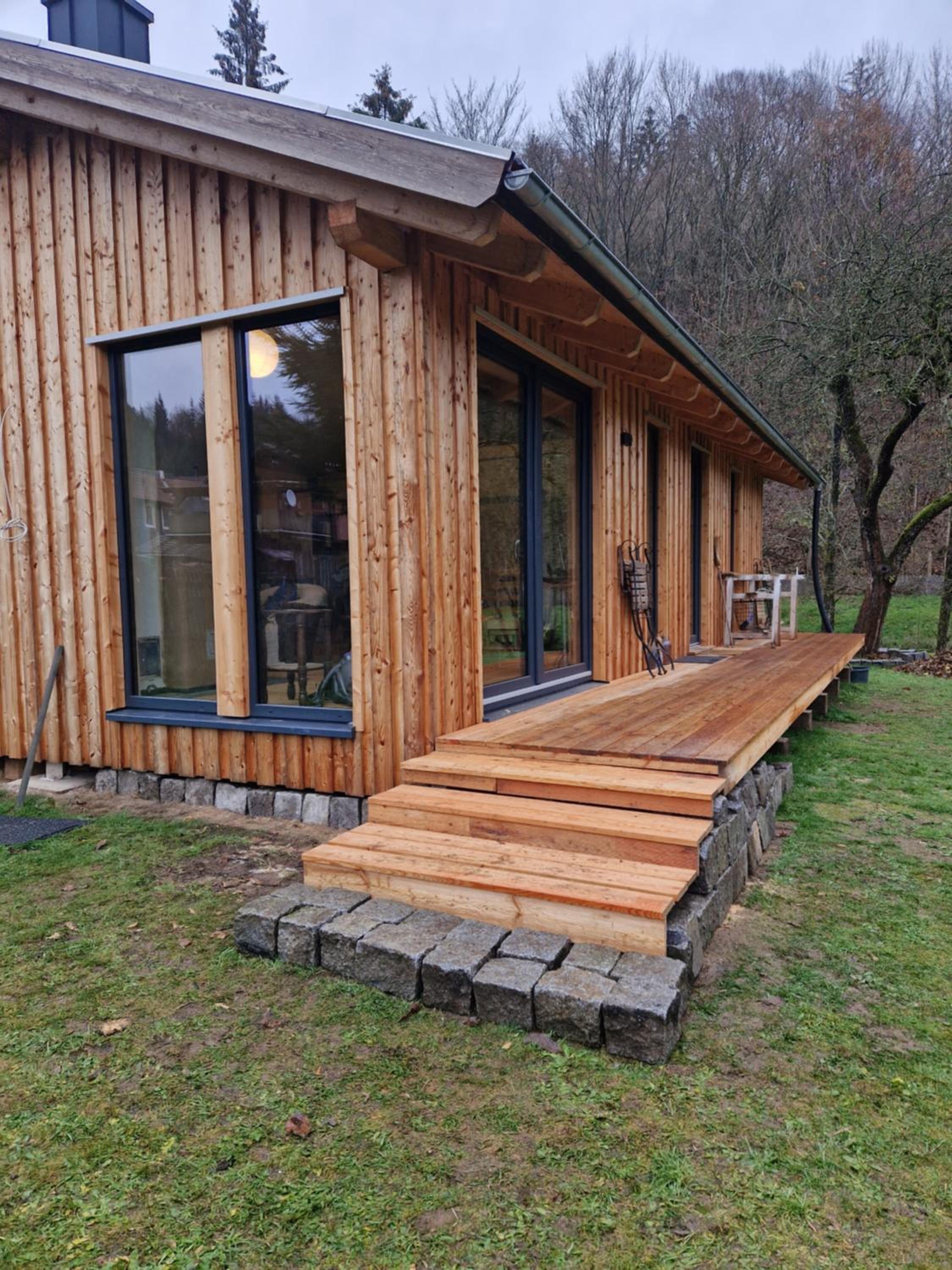 Holzhaus mit Kamin - Am Forellenfluss