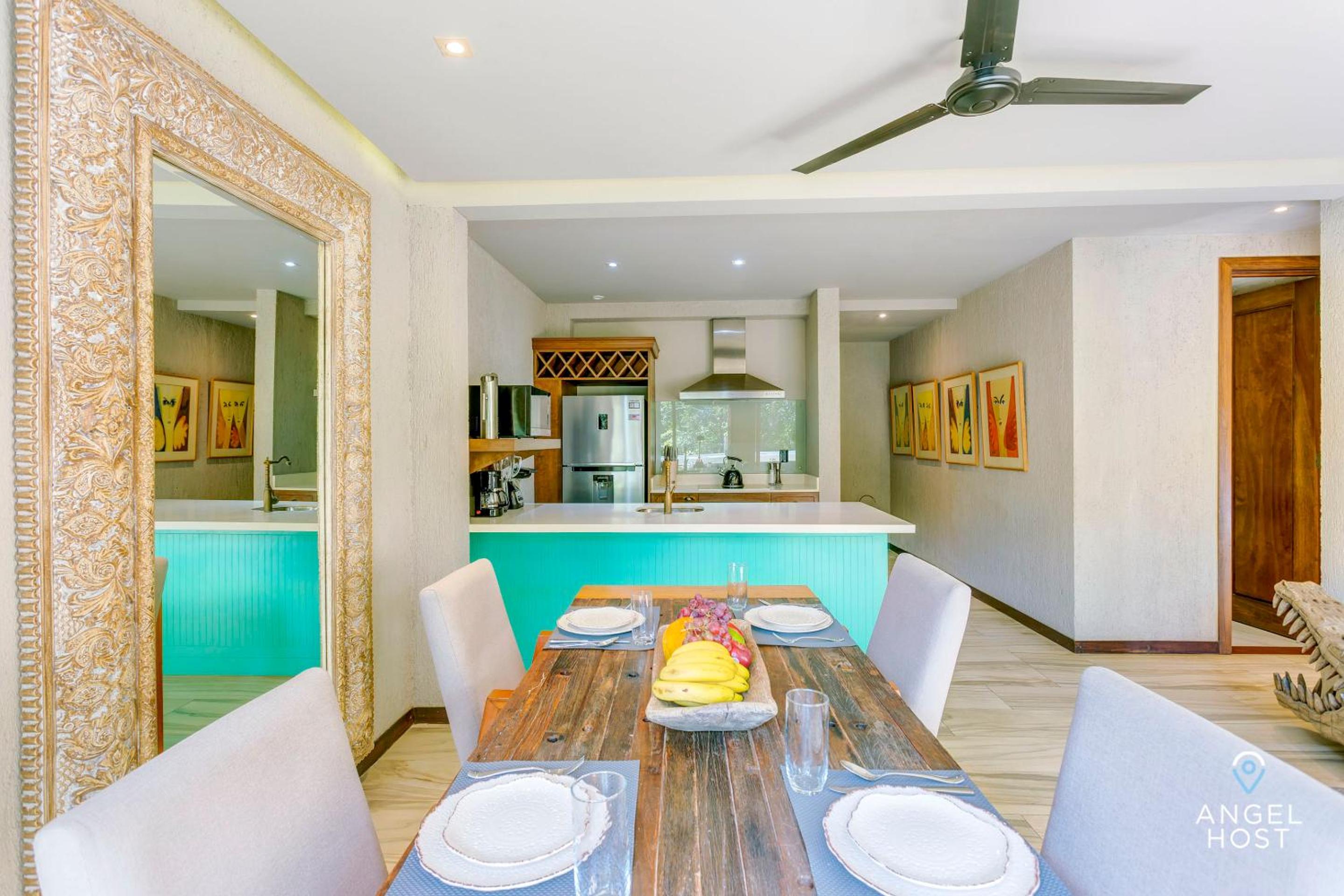 Luxurious Oasis Jacuzzi with Art Gallery and Pool