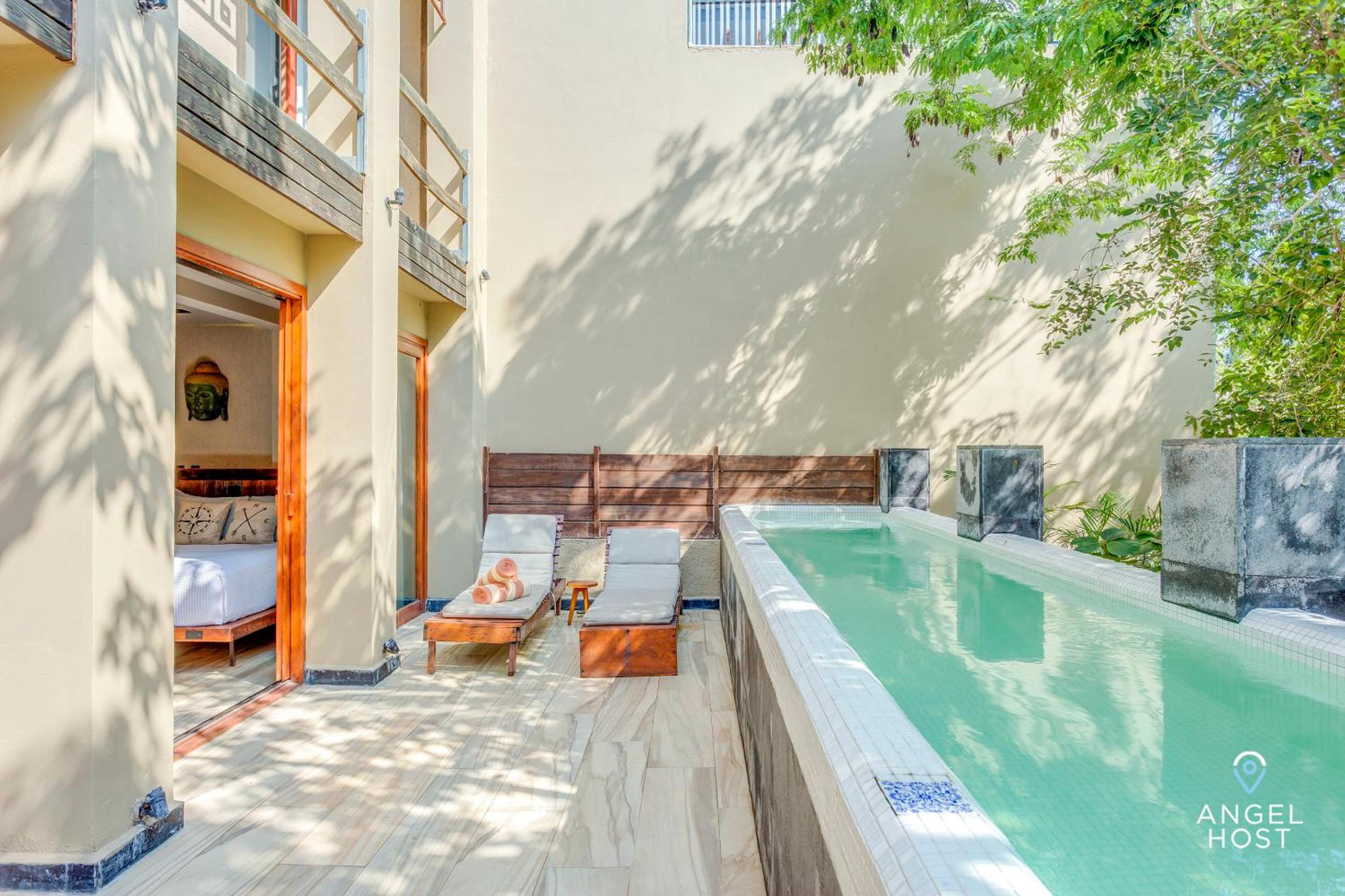 Luxurious Oasis Jacuzzi with Art Gallery and Pool