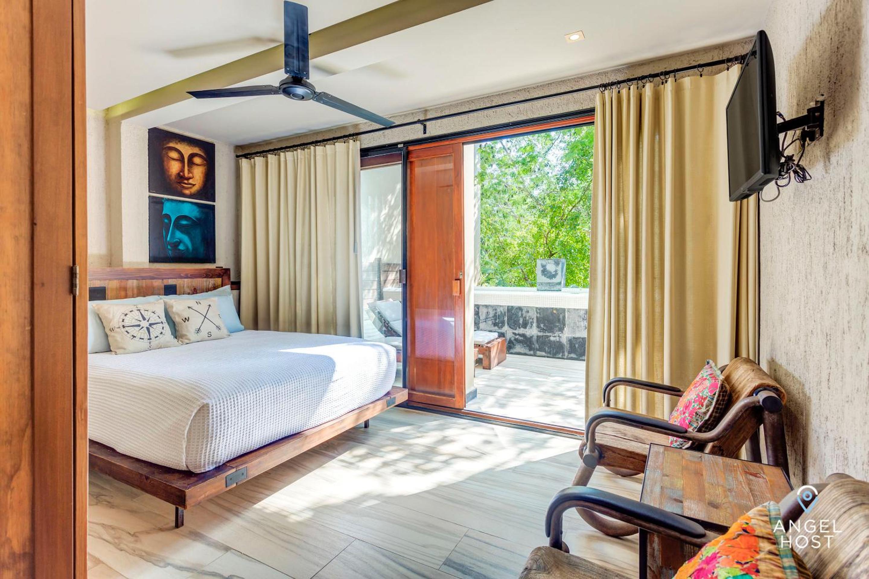 Luxurious Oasis Jacuzzi with Art Gallery and Pool
