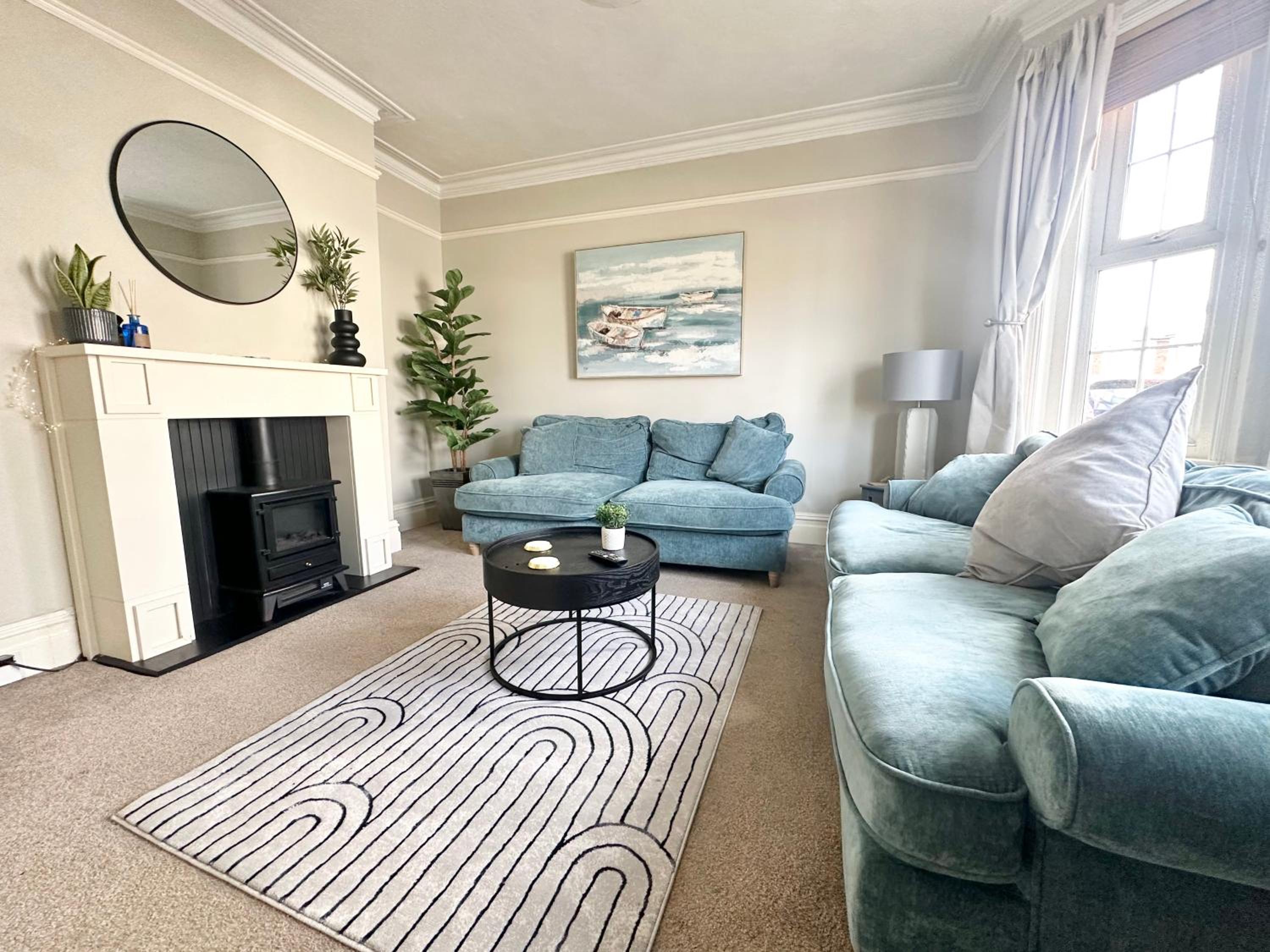 The Capstone Retreat - Beautiful Detached Family Home By Coastline Retreats, Arcade Machine, Parking, BBQ view 3