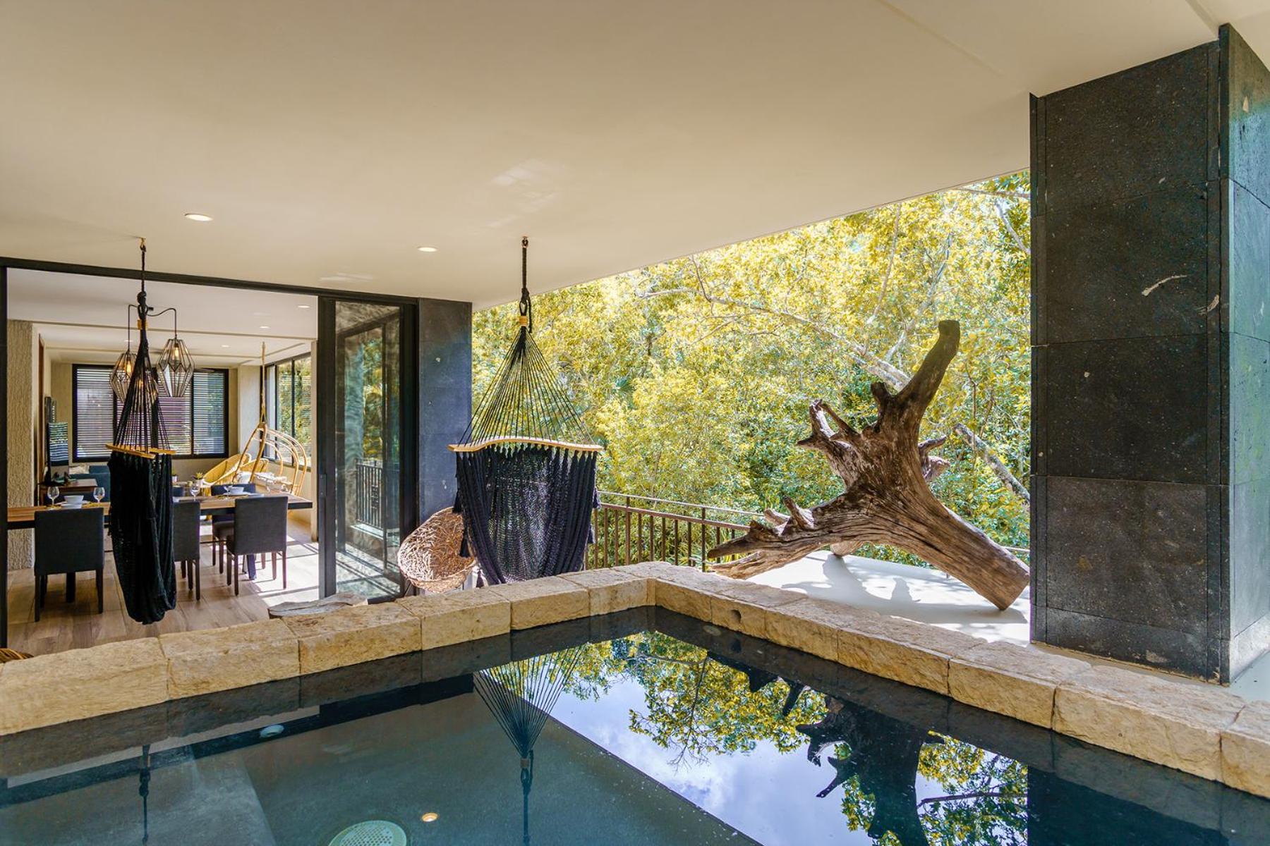 Luxurious Oasis Jacuzzi with Art Gallery and Pool