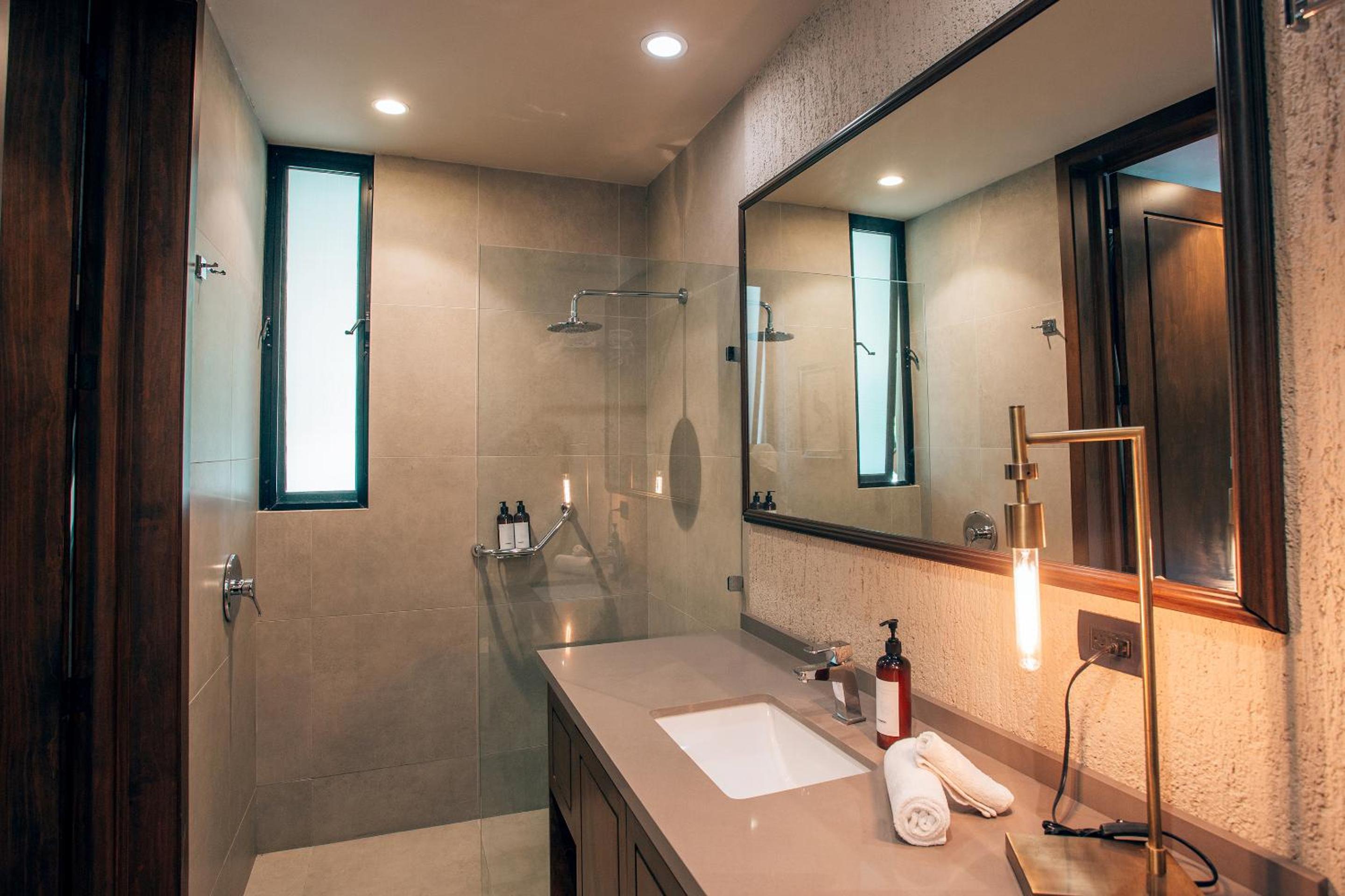 Luxurious Oasis Jacuzzi with Art Gallery and Pool
