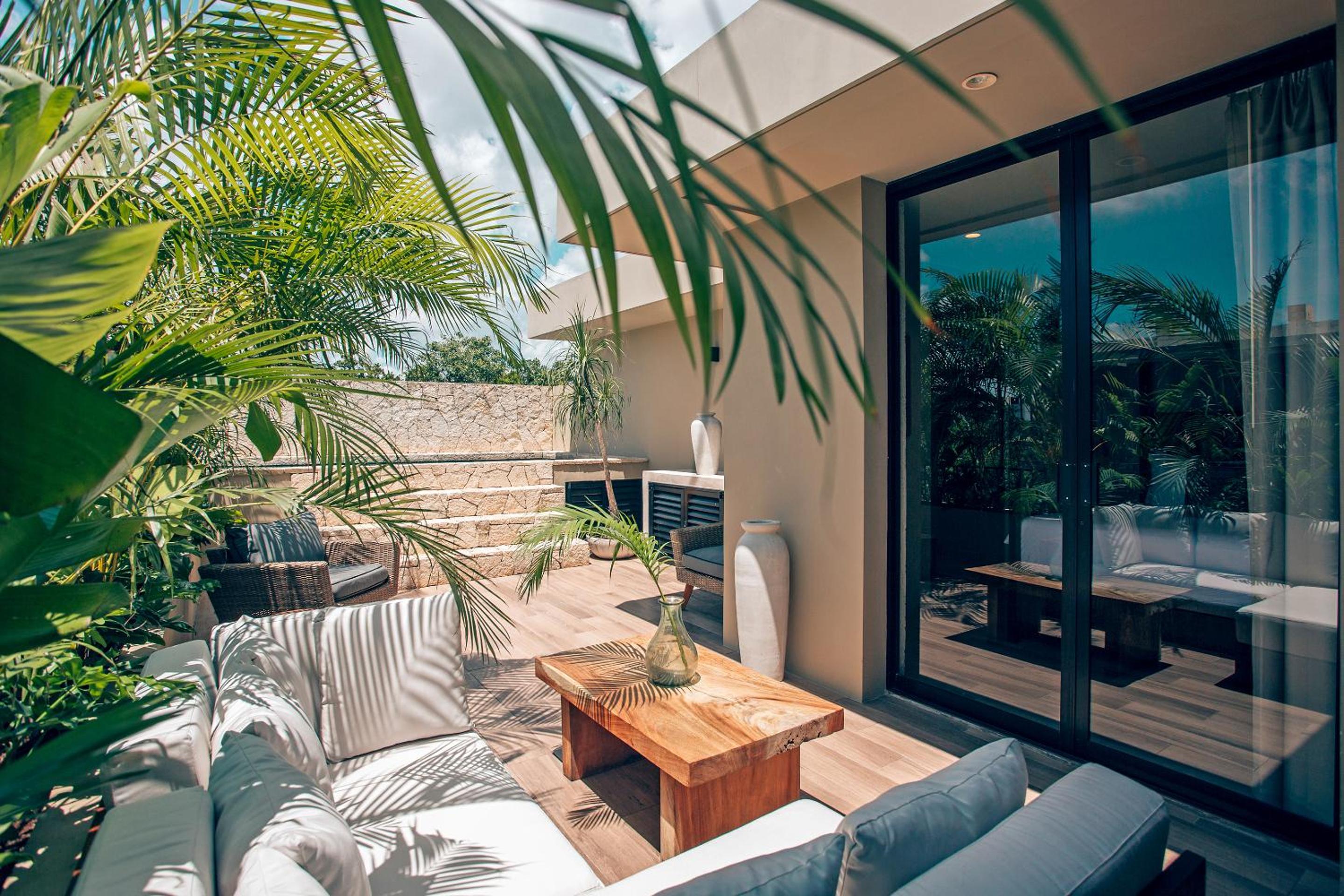 Luxurious Oasis Jacuzzi with Art Gallery and Pool