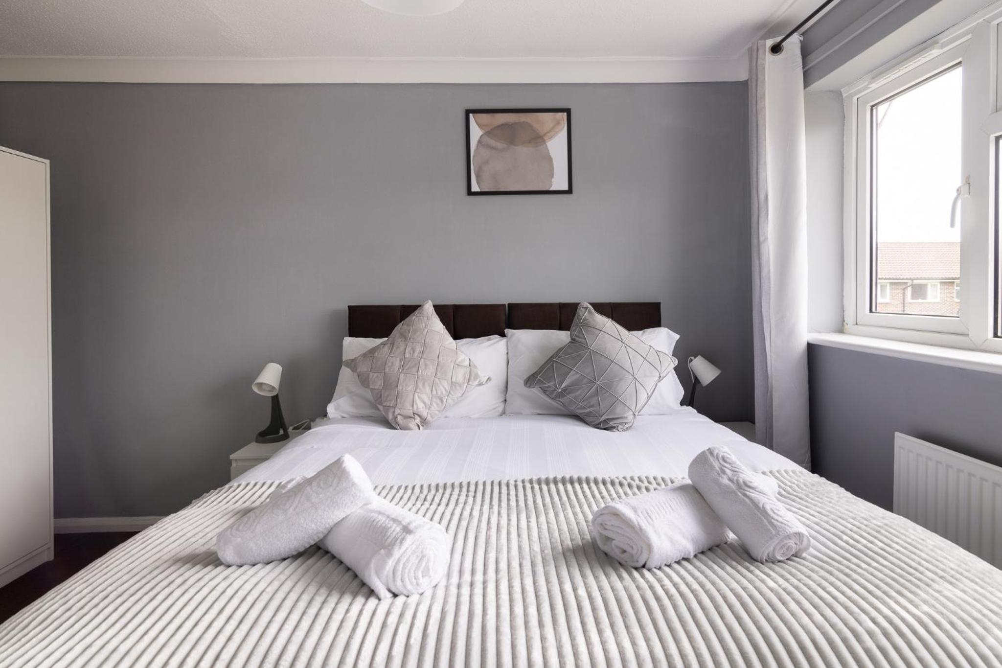 The Kilnwood House - 3 Bed w Free Parking and Fast WiFi - Contractor Ready view 2