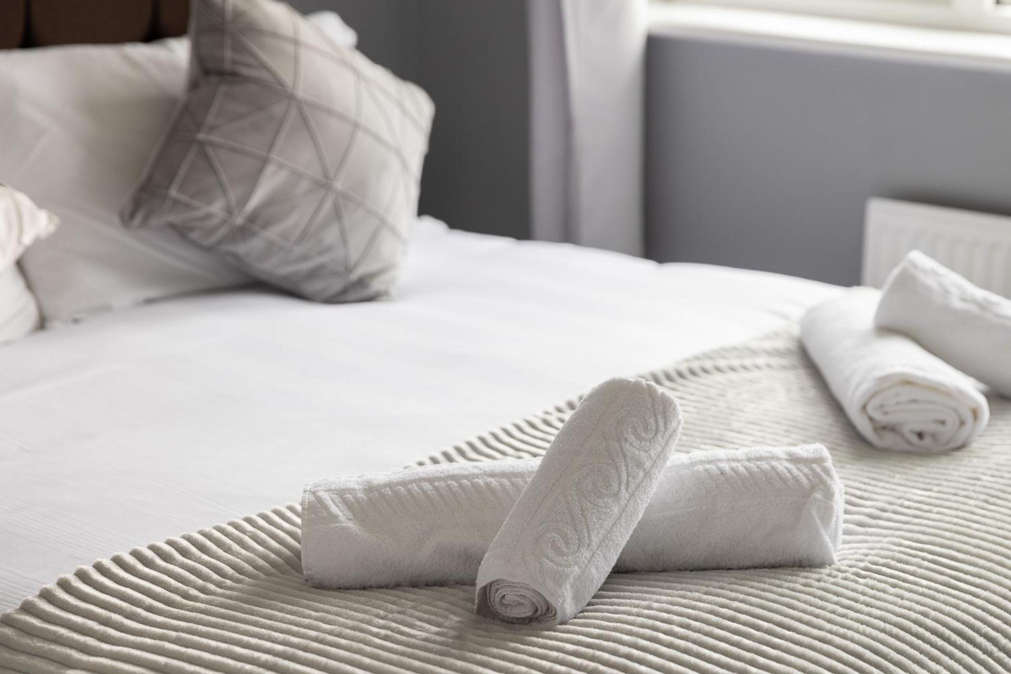 The Kilnwood House - 3 Bed w Free Parking and Fast WiFi - Contractor Ready view 4