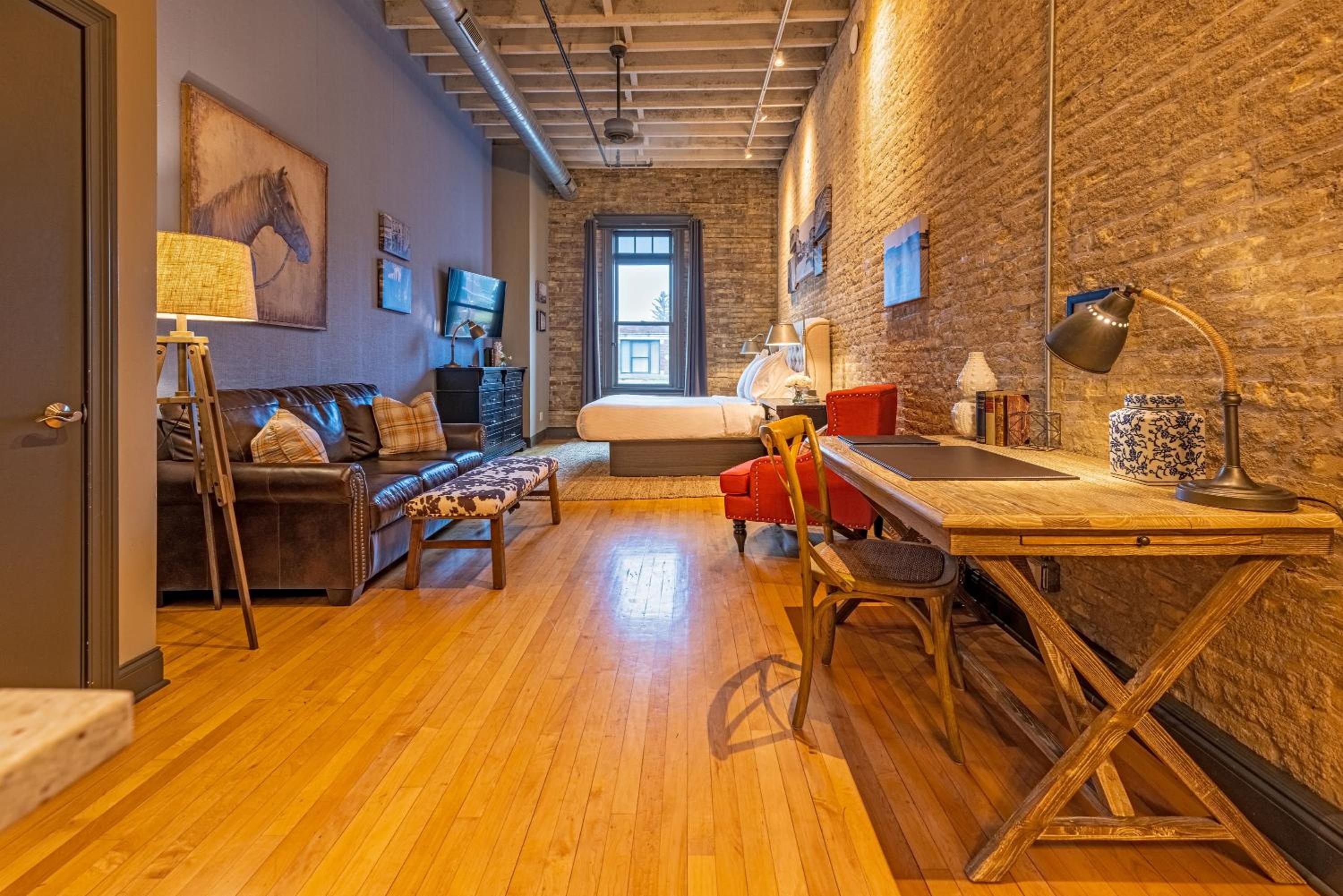 124 Lofts - Downtown Dundee - Walk to Dining view 4