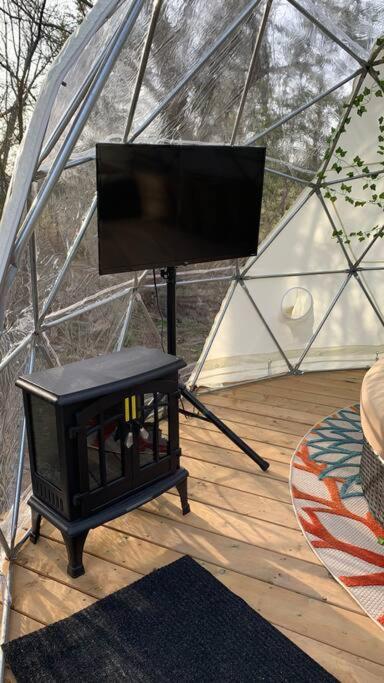 Entire Cozy Cottage. Glamping, Hot tub & Kayak