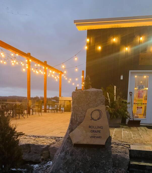 Entire Cozy Cottage. Glamping, Hot tub & Kayak