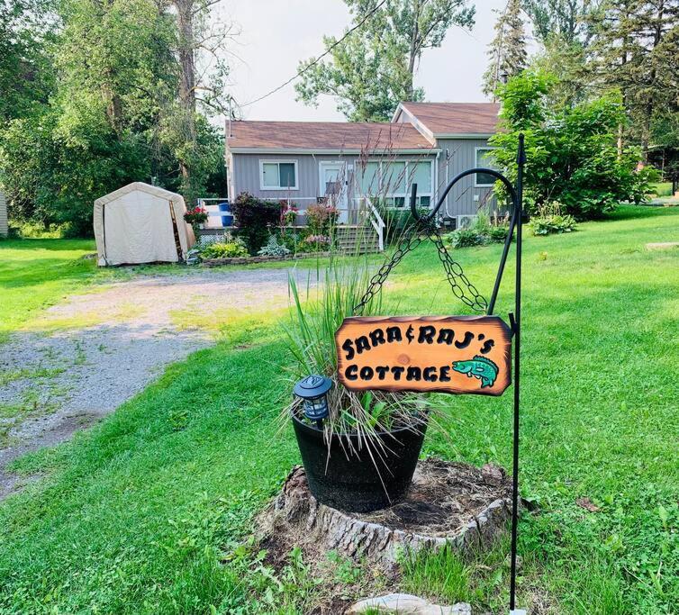 Entire Cozy Cottage. Glamping, Hot tub & Kayak