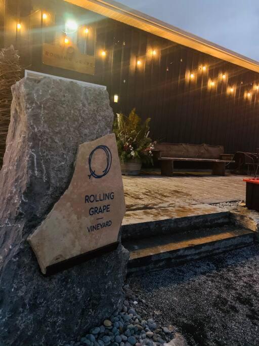 Entire Cozy Cottage. Glamping, Hot tub & Kayak