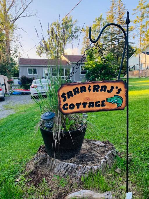 Entire Cozy Cottage. Glamping, Hot tub & Kayak