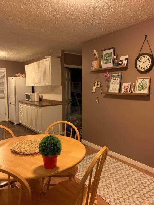 Entire Cozy Cottage. Glamping, Hot tub & Kayak