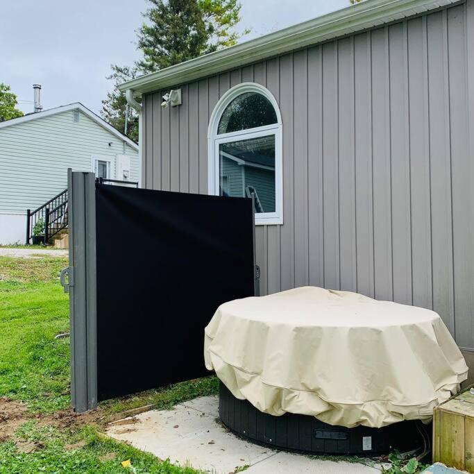 Entire Cozy Cottage. Glamping, Hot tub & Kayak