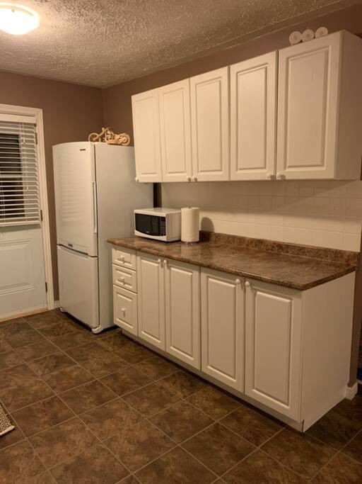 Entire Cozy Cottage. Glamping, Hot tub & Kayak