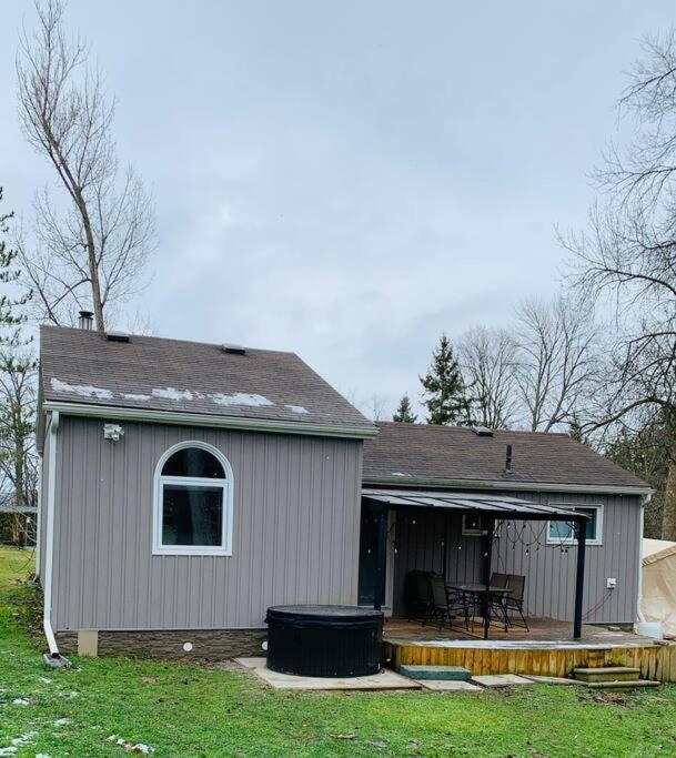Entire Cozy Cottage. Glamping, Hot tub & Kayak