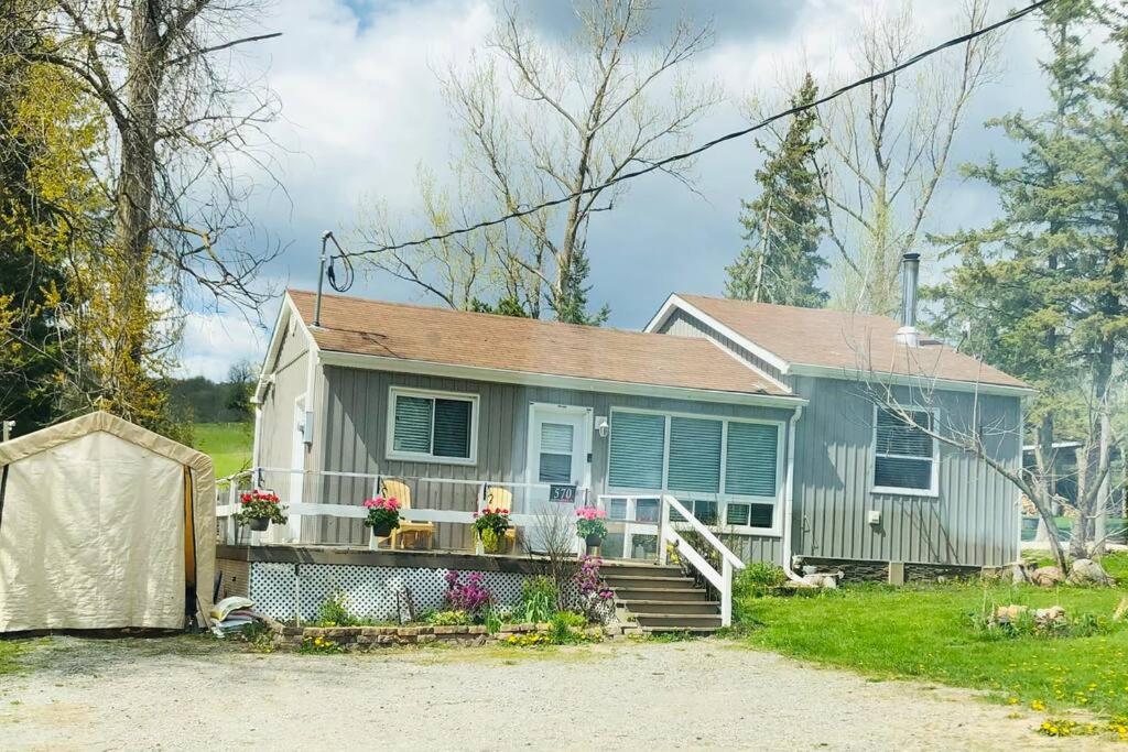 Entire Cozy Cottage. Glamping, Hot tub & Kayak