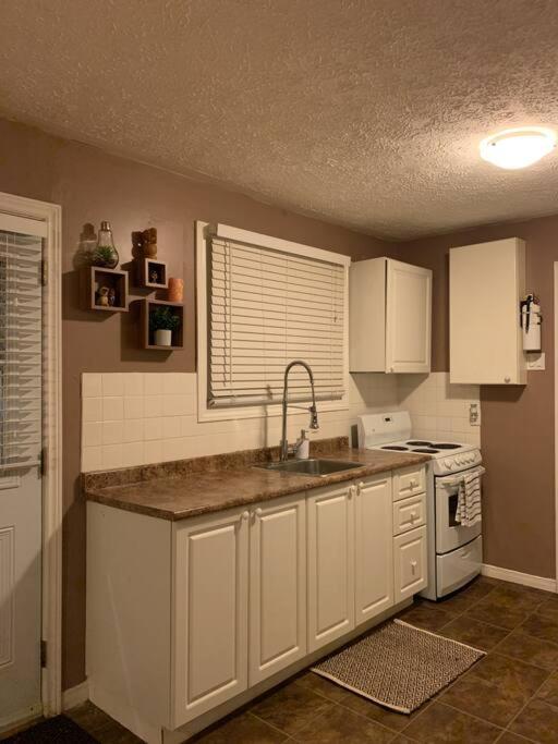 Entire Cozy Cottage. Glamping, Hot tub & Kayak