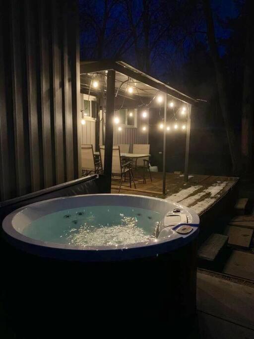 Entire Cozy Cottage. Glamping, Hot tub & Kayak