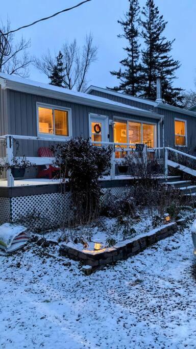 Entire Cozy Cottage. Glamping, Hot tub & Kayak