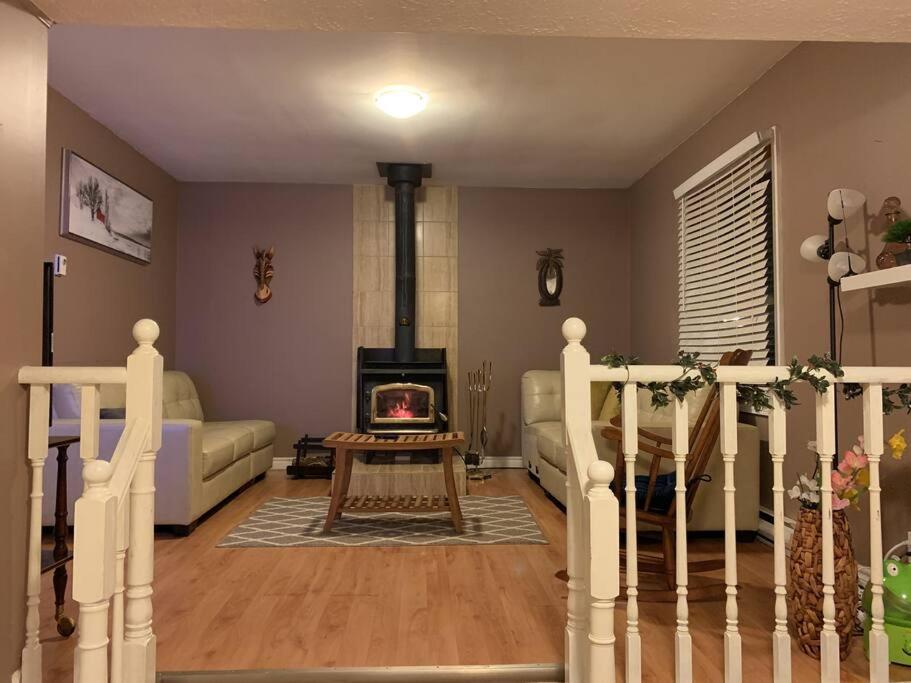 Entire Cozy Cottage. Glamping, Hot tub & Kayak