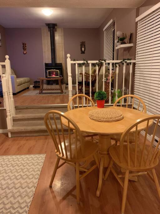 Entire Cozy Cottage. Glamping, Hot tub & Kayak