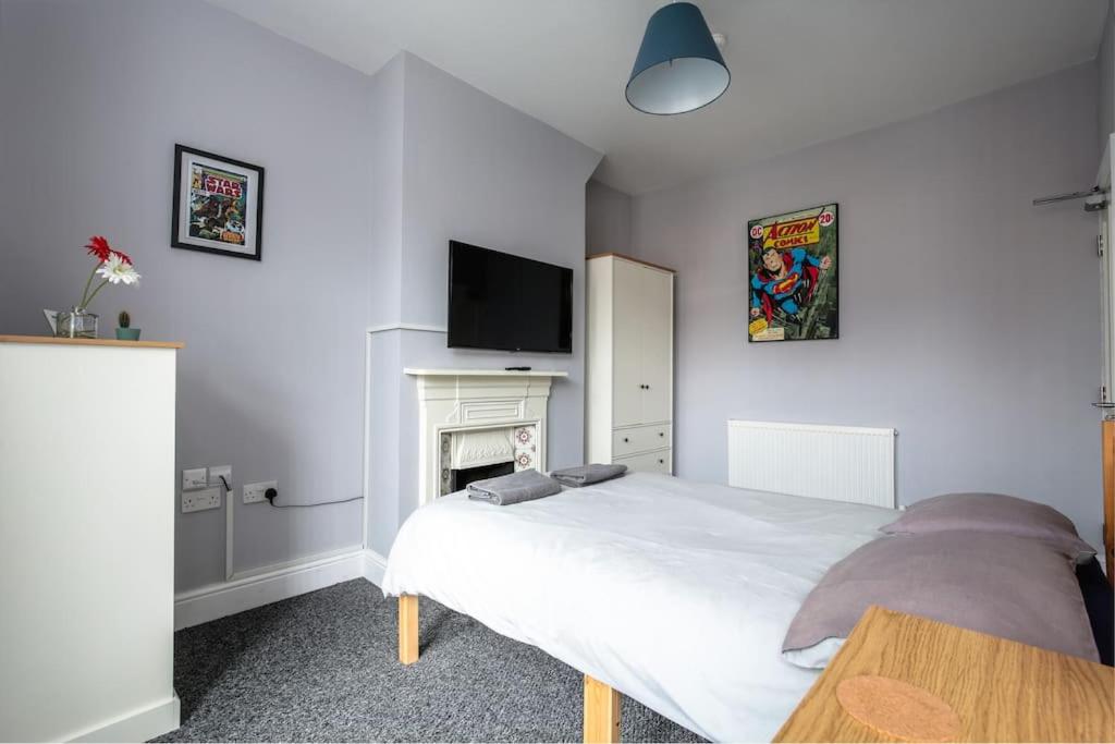 5 bedroom house, free parking, near football, sleeps 8 photo 4