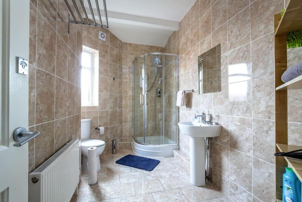 5 bedroom house, free parking, near football, sleeps 8 photo 2