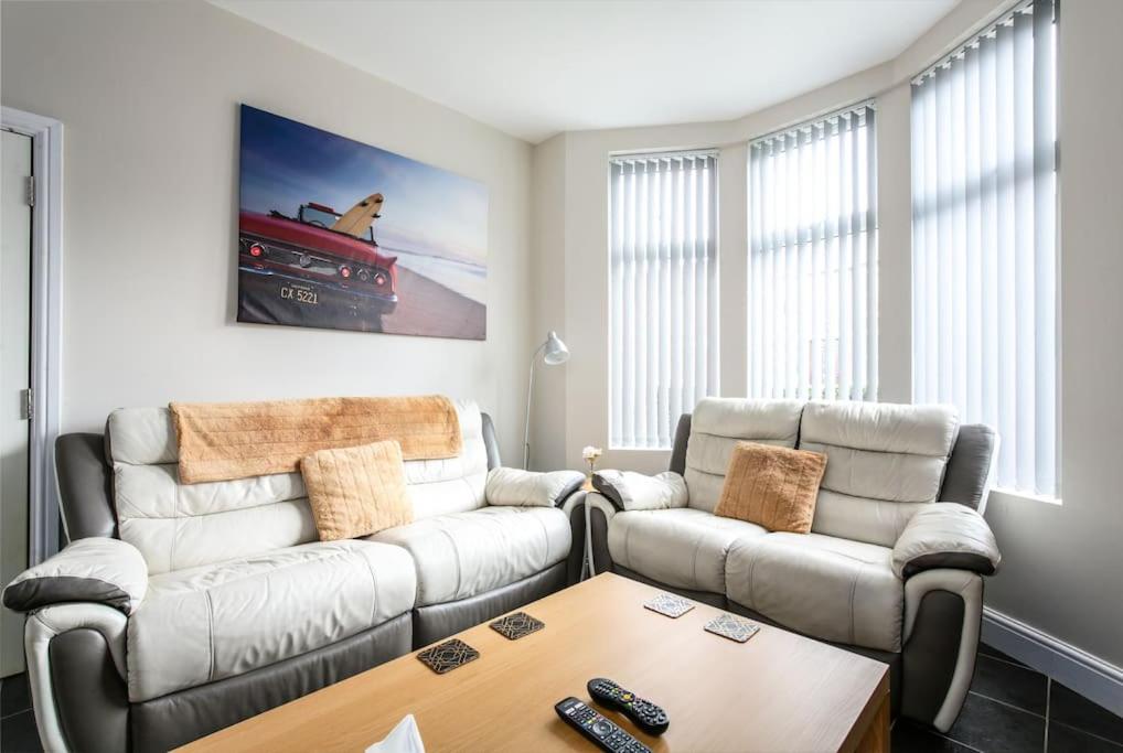 5 bedroom house, free parking, near football, sleeps 8 photo 5