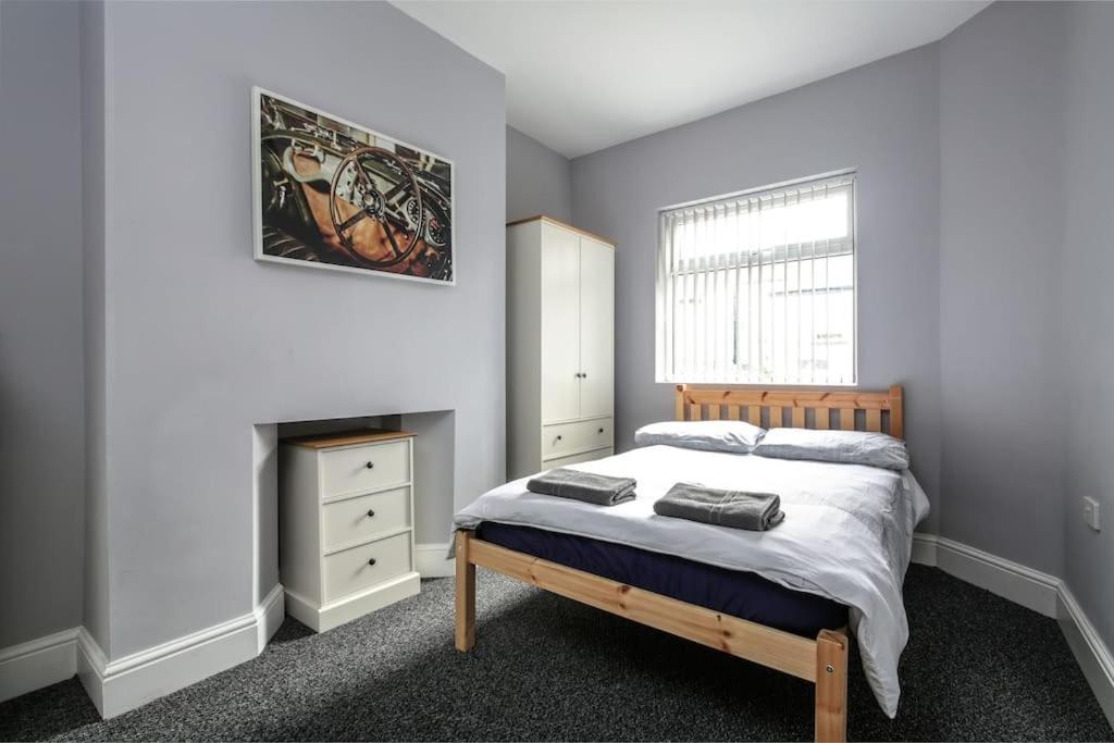 5 bedroom house, free parking, near football, sleeps 8 photo 3